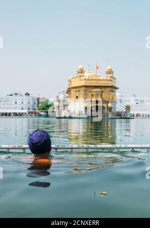 Sikh Pilger beten in heiligen Tank in der Nähe Golden Temple (Sri Harmandir Sahib), Amritsar, INDIEN Stockfoto