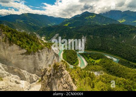 Blick auf die Rheinschlucht bei Tag, Kanton Graubünden, Schweiz. Stockfoto