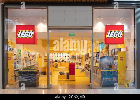 Sevilla, Spanien - 18. September 2020: Der Eingang des LEGO Stores im Einkaufszentrum Lagoh Sevilla in Sevilla (Centro Comercial Lagoh Sevilla), und Stockfoto