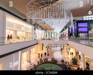 Sevilla, Spanien - 18. September 2020: Innenansicht des Einkaufszentrums Lagoh Sevilla in Sevilla (Centro Comercial Lagoh Sevilla), Andalusien, Spanien Stockfoto