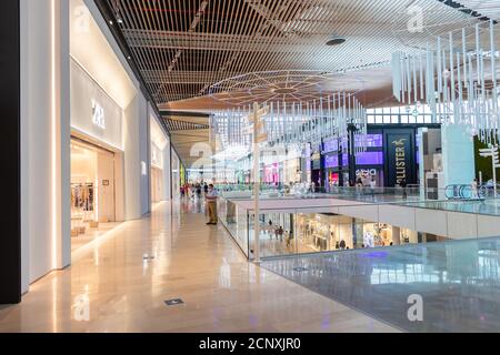 Sevilla, Spanien - 18. September 2020: Innenansicht des Einkaufszentrums Lagoh Sevilla in Sevilla (Centro Comercial Lagoh Sevilla), Andalusien, Spanien Stockfoto