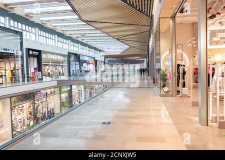 Sevilla, Spanien - 18. September 2020: Innenansicht des Einkaufszentrums Lagoh Sevilla in Sevilla (Centro Comercial Lagoh Sevilla), Andalusien, Spanien Stockfoto