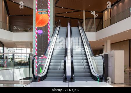 Sevilla, Spanien - 18. September 2020: Mechanische Treppe im Einkaufszentrum Lagoh Sevilla in Sevilla (Centro Comercial Lagoh Sevilla), Andalusien, Spanien Stockfoto