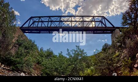 Blick von unten auf eine alte Eisenbahnbrücke über den Bear Canyon in der Nähe von Perkinsville Arizona im Prescott National Forest. Stockfoto