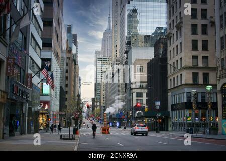 New York, NY / USA - April 26 2020: Leere Straße entlang der 5th Avenue in Manhattan während einer Coronavirus-Pandemie Stockfoto