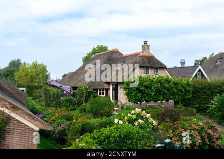 Giethoorn, Niederlande - 13. September 2020. Schöne reetgedeckte Gebäude im berühmten Dorf Giethoorn in den Niederlanden mit Wasserkanälen. Der Stockfoto