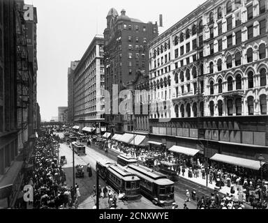 Blick auf die State Street, nördlich von der Madison Street, nach dem Anbau von Marshall Field & Company, Chicago, Illinois, um 1907. Stockfoto