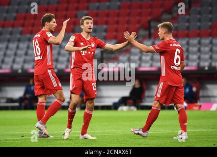 München, Deutschland. September 2020. Fußball: Bundesliga, Bayern München - FC Schalke 04, 1. Spieltag in der Allianz Arena. Der Münchener Leon Goretzka (l-r) feiert mit Thomas Müller und Joshua Kimmich sein Tor zum 2-0-Sieg. WICHTIGER HINWEIS: Gemäß den Bestimmungen der DFL Deutsche Fußball Liga und des DFB Deutscher Fußball-Bund ist es untersagt, im Stadion und/oder aus dem Spiel aufgenommene Fotos in Form von Sequenzbildern und/oder videoähnlichen Fotoserien zu verwenden oder zu verwenden. Quelle: Matthias Balk/dpa/Alamy Live News Stockfoto