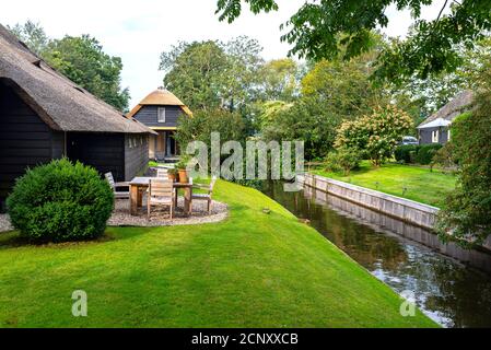 Giethoorn, Niederlande - 13. September 2020. Schöne reetgedeckte Gebäude im berühmten Dorf Giethoorn in den Niederlanden mit Wasserkanälen. Der Stockfoto