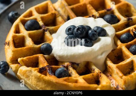 Hausgemachte warme belgische Heidelbeer-Waffeln mit Schlagsahne Stockfoto