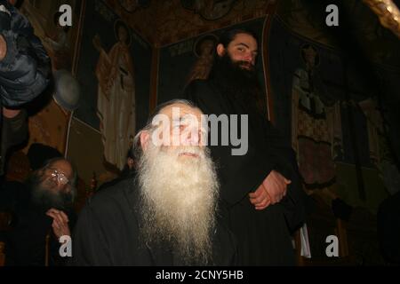 Älterer Mönch mit langem weißen Bart in einem christlich orthodoxen kirche in Rumänien Stockfoto
