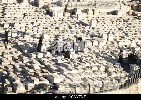 Einige orthodoxe Juden nehmen an einer Beerdigung auf dem Jüdischen Friedhof auf dem Ölberg während des Covid-19-Ausbruchs Teil. Stockfoto