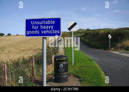 Ungeeignet für Schwerlastfahrzeuge Warnung zu Beginn der uniquel namens der Pikin Stanes Straße außerhalb Moreschlacht, Scottish Borders, Großbritannien. Stockfoto