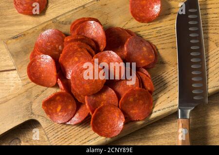 Bio nicht gehäutet italienischen Pepperoni Scheiben gebrauchsfertig Stockfoto