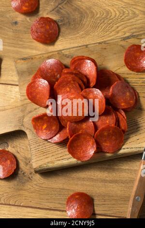Bio nicht gehäutet italienischen Pepperoni Scheiben gebrauchsfertig Stockfoto