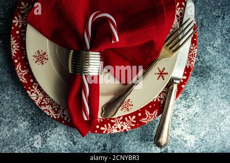 Teller und Besteck zum festlichen Weihnachtsessen auf Beton serviert Hintergrund mit Kopierbereich Stockfoto