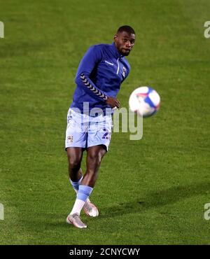 Amadou Bakayoko von Coventry City erwärmt sich vor dem Sky Bet Championship-Spiel im St. Andrew's Billion Trophy Stadium in Birmingham. Stockfoto