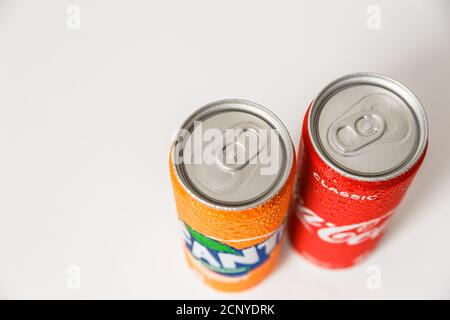 Minsk, Weißrussland - 18. September 2020: Coca-Cola und Fanta Dosen mit Kondenswassertropfen darauf. Zwei Getränke, die von der Coca-Cola Company hergestellt werden Stockfoto