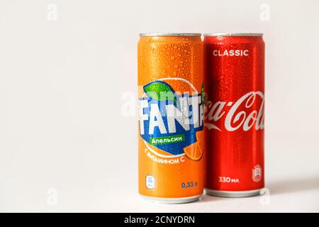 Minsk, Weißrussland - 18. September 2020: Coca-Cola und Fanta Dosen mit Kondenswassertropfen darauf. Zwei Getränke, die von der Coca-Cola Company hergestellt werden Stockfoto