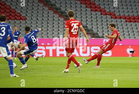 Stadt München München, Deutschland. 15. Sep, 2020. firo: 18.09.2020 Fuvuball, Fußball 1. Bundesliga, Saison 2020/2021 FCB FC Bayern Mvºnchen München - FC Schalke 04 Tor Leon Goretzka zu 2: 0 Quelle: dpa/Alamy Live News Stockfoto