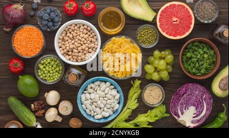 Set von Produkten ausgewogene Ernährung Hülsenfrüchte, Gemüse, Kräuter, Früchte, Draufsicht Stockfoto