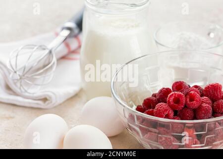 Zutaten für die Herstellung Himbeer-Mousse auf einem weißen Tisch, Rezept, Diät-Essen. Draufsicht Stockfoto