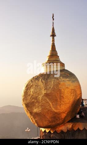 Kyaiktiyo Pagode oder Golden Rock Pagode, ein wichtiger buddhistischer Wallfahrtsort in Myanmar bei Sonnenuntergang Stockfoto