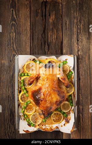 Hähnchen oder Ente im Ofen auf festlichen Esstisch gebacken, Top Anzeigen Stockfoto