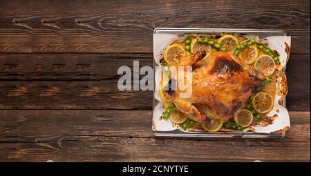 Weihnachten oder Thanksgiving Ente gebacken mit Gewürzen im Ofen.top Anzeigen Stockfoto