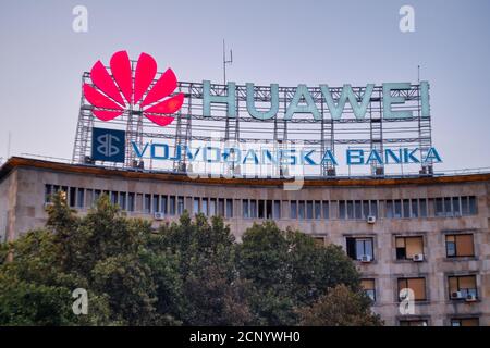 Belgrad / Serbien - 15. September 2020: Riesiges Huawei-Logo auf dem Dach des Dom Sindikata (Kombank Dvorana) Gebäudes in der Innenstadt von Belgrad, Serbien Stockfoto