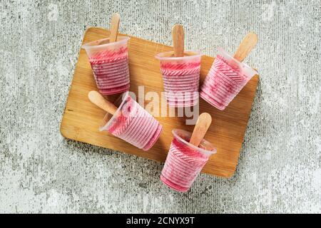 Hausgemachtes Himbeer-Sorbet gesundes Dessert auf hellem Beton, Draufsicht Stockfoto