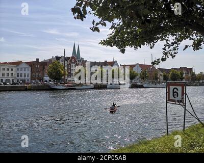 Schöne Aufnahme von festgetäuten Segelbooten in der Trave in Lübeck Stockfoto