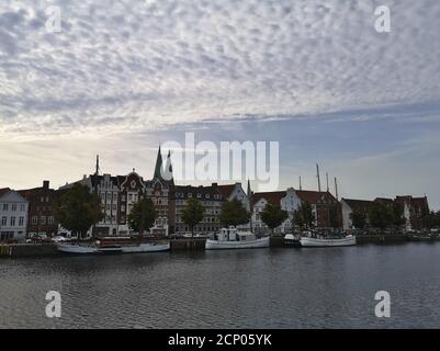 Schöne Aufnahme von festgetäuten Segelbooten in der Trave in Lübeck Stockfoto