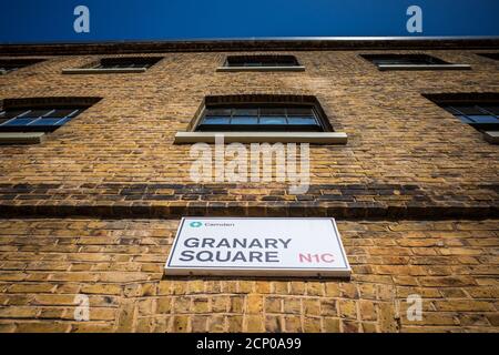 Granary Square Kings Cross Development London. Der Kornplatz ist ein großer Platz mit offenem Raum, der im Rahmen der Kings Cross-Sanierung geschaffen wurde. Stockfoto