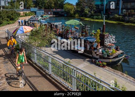 Das Wort auf dem Wasser schwimmende Buchladen' auf dem Londoner Regents Canal Leinpfad neben dem getreidespeicher Square Entwicklung in der Nähe der Kings Cross Station. Stockfoto