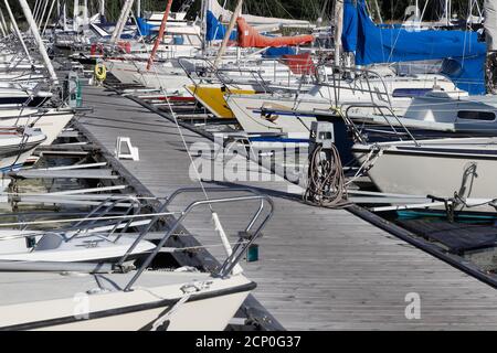 Sundbyholm, Schweden - 28. August 2020: Ausflugsboote liegen in der Marina. Stockfoto