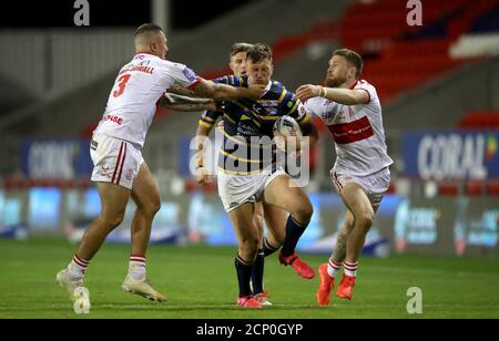 Leeds Rhinos Alex Mellor (Mitte) wird von Shaun Kenny-Dowell (links) von Hull KR und Ethan Ryan während des Betfred Super League-Spiels im Totally Wicked Stadium, St. Helens, angegangen. Stockfoto