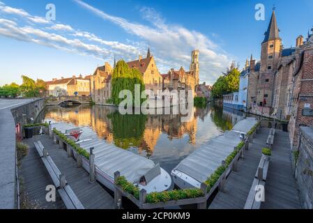 Brügge, Belgien - der Rozenhoedkaai Kanal in Brügge mit dem Belfried im Hintergrund. Stockfoto