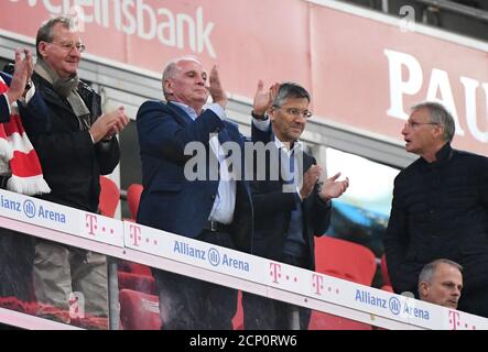 18. September 2020, Bayern, München: Fußball: Bundesliga, Bayern München - FC Schalke 04, 1. Spieltag in der Allianz Arena. Uli Hoeneß (2. V.l.), Ehrenpräsident des FC Bayern, Herbert Hainer (3. V.l.), Präsident des FC Bayern, Jochen Schneider (rechts unten), Sportdirektor des FC Schalke 04, und Michael Reschke, Technischer Direktor des FC Schalke 04, sind an der Tribüne. WICHTIGER HINWEIS: Gemäß den Bestimmungen der DFL Deutsche Fußball Liga und des DFB Deutscher Fußball-Bund ist es untersagt, im Stadion und/oder aus dem in Th aufgenommenen Spiel zu verwenden oder verwendet zu haben Stockfoto