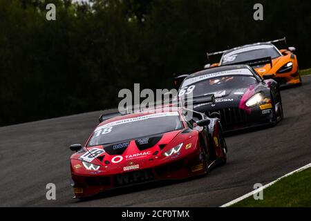 WPI Motorsport Lamborghini Huracan GT3 Evo (18) von Michael IGOE & Franck Perrera führt den RAM Racing Mercedes-AMG GT3 an (69) angetrieben von Sam De Ha Stockfoto