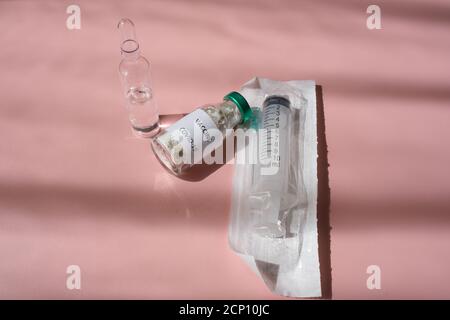 Covid 19 Virus, Gesundheitskonzept mit blauer medizinischer Handschelle mit einem Impfstofffläschchen für die Virusbehandlung Stockfoto