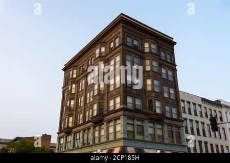 Altes Gebäude in Downtown Bloomington bei Sonnenaufgang. Bloomington, Illinois, USA Stockfoto