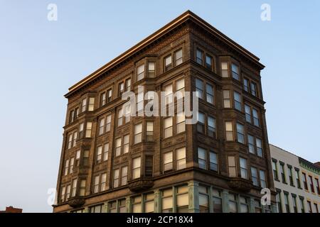 Altes Gebäude in Downtown Bloomington bei Sonnenaufgang. Bloomington, Illinois, USA Stockfoto