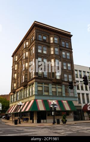 Altes Gebäude in Downtown Bloomington bei Sonnenaufgang. Bloomington, Illinois, USA Stockfoto