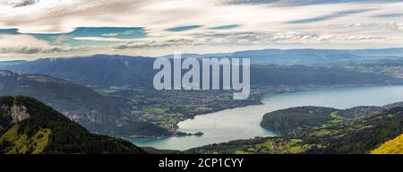 Blick auf Annecy von oben. Stadt aus col de la forclaz in Talloires. Stockfoto