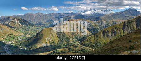 Landschaft mit flores im Vordergrund und Bergen Croix de Fer im Hintergrund in den französischen Alpen. Stockfoto