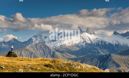 Landschaft mit flores im Vordergrund und Berge Croix de Fer im Hintergrund in den französischen Alpen Stockfoto