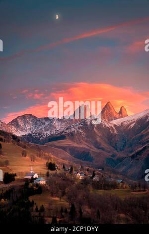 Landschaft mit flores im Vordergrund und Bergen Croix de Fer im Hintergrund in den französischen Alpen. Stockfoto