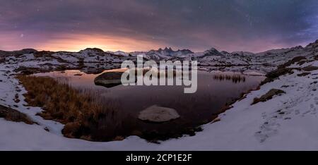 Landschaft mit flores im Vordergrund und Bergen Croix de Fer im Hintergrund in den französischen Alpen. Stockfoto