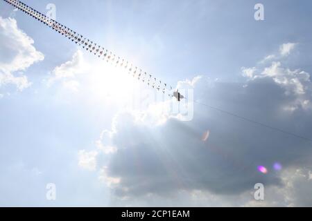 Low-Winkel-Aufnahme der Dekoration hängen am Seil auf Ein wolkig Himmel Hintergrund Stockfoto